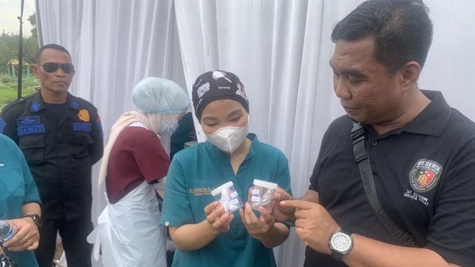 Tim forensik dan Pusdokes Polri menyerahkan sampel jasad bayi yang diduga tertukar di RSI Cempaka Putih yang diekshumasi di TPU Semper Cilincing Jakarta Utara pada Selasa (17/12/2024)