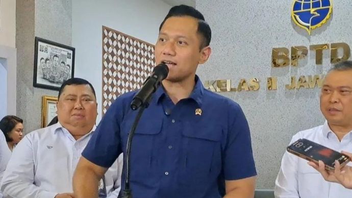 Menteri Koordinator (Menko) Bidang Infrastruktur dan Pembangunan Kewilayahan Agus Harimurti Yudhoyono (AHY) memberikan keterangan kepada wartawan, di Solo, Jawa Tengah, Selasa (17/12/2024).