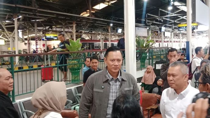 Menteri Koordinator Bidang Infrastruktur dan Pembangunan Kewilayahan Agus Harimurti Yudhoyono (AHY) menyapa warga saat tiba di Stasiun Yogyakarta, DIY, 