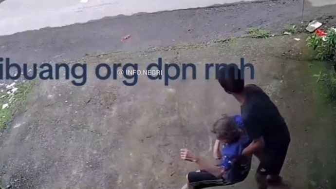 Anak Buang Ayah yang Sedang Stroke di Depan Rumah Orang