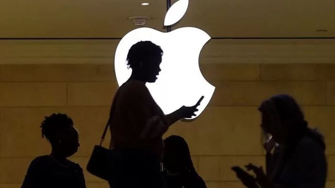 Pelanggan berjalan melewati logo Apple di dalam toko Apple di Grand Central Station di New York, Amerika Serikat. (Foto: Dok/Lucas Jackson/Reuters) 