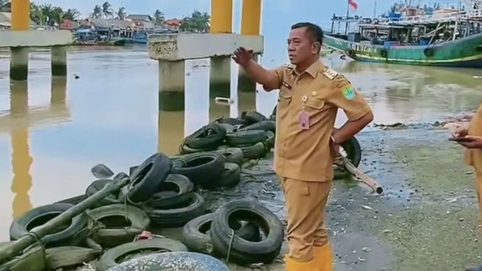 Bupati Karawang Aep Syaepuloh saat kunjungan ke wilayah pesisir utara Karawang terkait dengan terjadinya banjir rob di daerah tersebut.