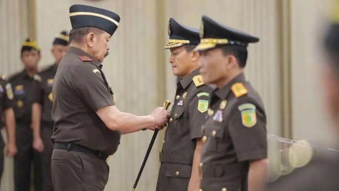 Jaksa Agung Sanitiar (ST) Burhanuddin melantik Jaksa Agung Muda Pengawasan (Jamwas) Rudi Margono dan Kepala Badan Pendidikan dan Pelatihan (Kabadiklat) Kejaksaan RI Leonard Eben Ezer Simanjuntak di Gedung Utama Kejaksaan Agung, Jakarta, 