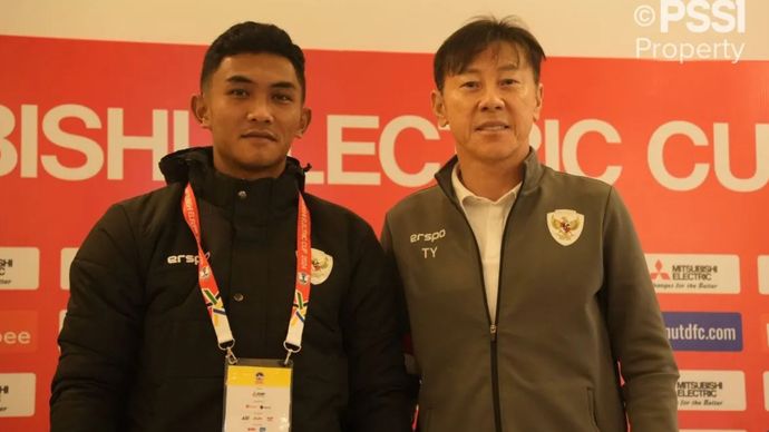 Pelatih timnas Indonesia Shin Tae-yong (kanan) dan pemainnya Rivaldo Pakpahan (kiri) pada jumpa pers pra laga melawan Vietnam.