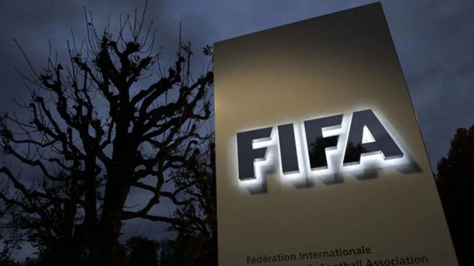 Logo FIFA di depan kantor pusatnya di Zurich, Swiss