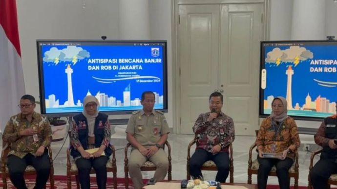 Penjabat Gubernur Provinsi DKI Jakarta Teguh Setyabudi (tengah) saat konferensi pers di Balai Kota, Jakarta Pusat, Selasa (17/12/2024).