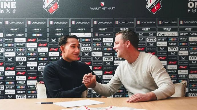 Pemain keturunan Indonesia-Belanda Miliano Jonathans saat menandatangani kontrak dengan klub barunya FC Utrecht. Miliano bergabung bersama Utrecht pada musim dingin ini dengan durasi kontrak 3,5 tahun atau sampai Juni 2028