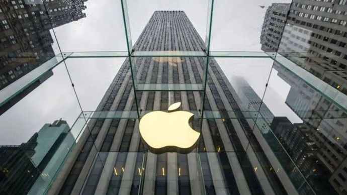 Ilustrasi - Logo Apple Store di pintu masuk Apple Store di Fifth Avenue New York.