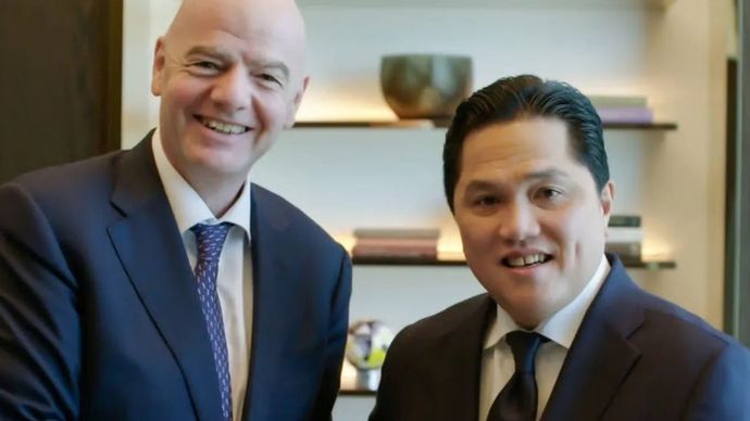 Ketua Umum PSSI Erick Thohir (kanan) dan Presiden FIFA Gianni Infantino (kiri) berfoto dalam pertemuan mereka yang diunggah Erick Thohir melalui akun instagram pribadi yang dipantu di Jakarta, Kamis (19/12/2024).