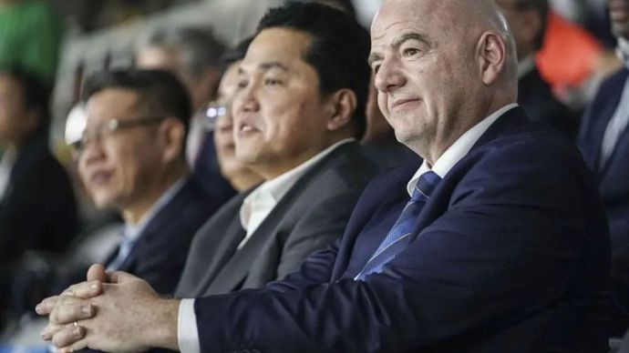 Presiden FIFA Gianni Infantino (kanan) bersama Ketum PSSI Erick Thohir (tengah) menyaksikan laga final Piala Dunia U-17 2023 antara Jerman melawan Prancis di Stadion Manahan, Solo, Jawa Tengah, Sabtu (2/12/2023). Timnas Jerman menjuarai Piala Dunia U-17 2023 setelah mengalahkan Timnas Prancis melalui drama adu penalti dengan skor akhir 4-3, dimana sebelumnya kedua tim bermain imbang 2-2. 