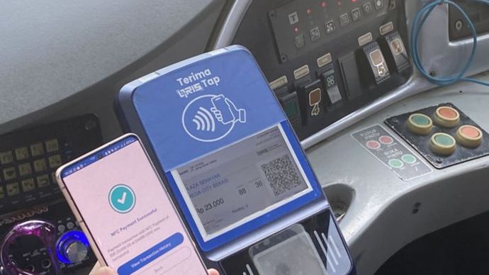 Hasil transaksi QRIS Tap NFC pada ponsel dan mesin EDC reader dalam uji coba implementasi QRIS Tap NFC oleh Bank Indonesia di jakarta, Jumat (20/12/2024). 