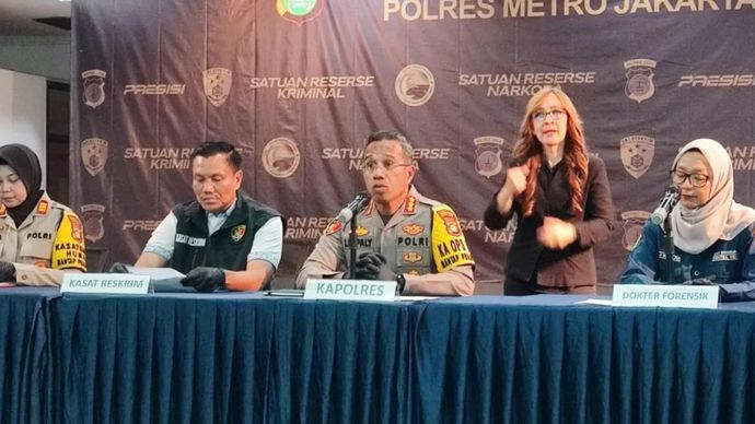 Kapolres Metro Jakarta Timur Kombes Pol Nicolas Ary Lilipaly bersama Dokter Forensik Medikolegal RS Polri Asri Mega Ratri (paling kanan) saat jumpa pers di Mapolres Metro Jaktim,