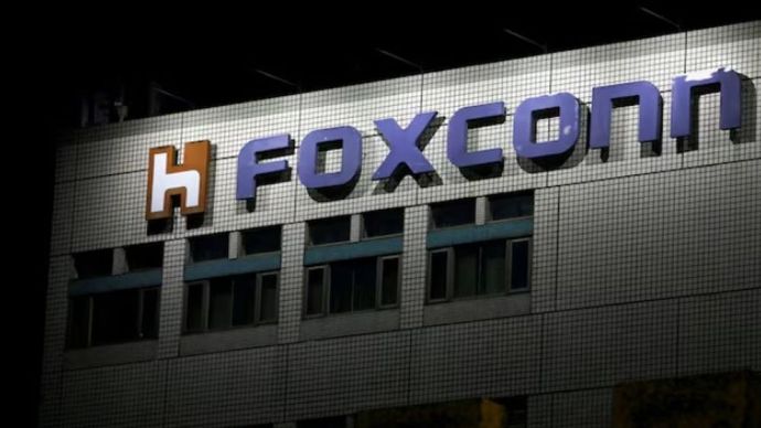 Logo Foxconn terlihat di luar gedung perusahaan di Taipei, Taiwan. (Foto: Dok/Ann Wang/Reuters)  