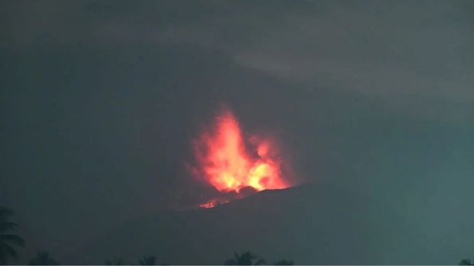 Gunung Ibu kembali luncurkan sinar api setinggi 300 meter