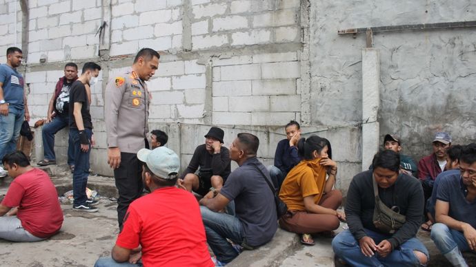 Penggerebekan Kampung Boncos oleh aparat Polres Metro Jakarta Barat. 