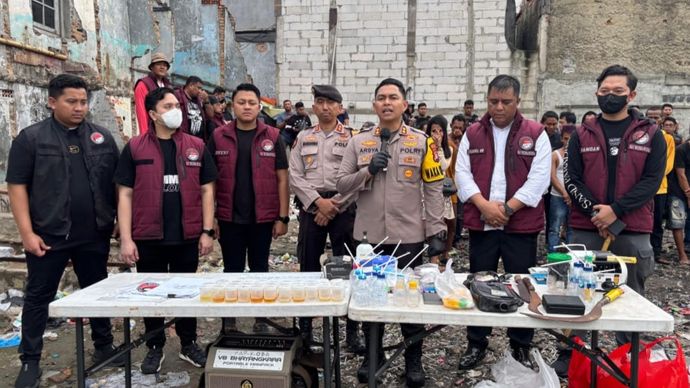 Penggerebekan Polres Metro Jakarta Barat di Kampung Boncos, Palmerah, Jakarta Barat. 