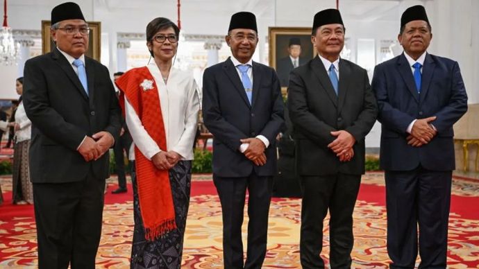 Ketua Dewan Pengawas KPK periode 2024-2029 Gusrizal (tengah) beserta empat anggota Dewas KPK Chisca Mirawati (kedua kiri), Benny Jozua Mamoto (kedua kanan), Sumpeno (kanan), dan Wisnu Baroto (kiri) berfoto bersama usai dilantik Presiden Prabowo Subianto di Istana Negara, Jakarta,