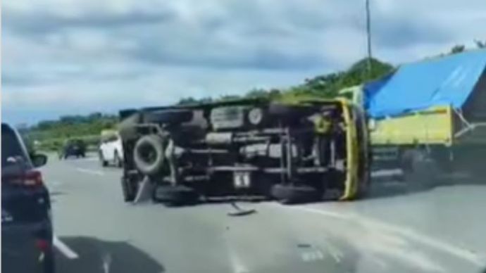 Truk terguling di Tol Jagorawi