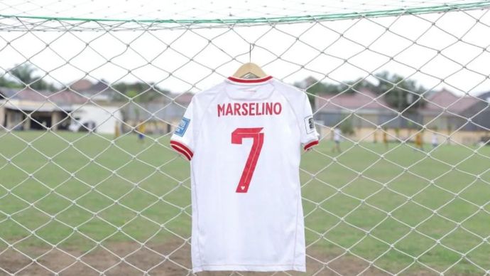 Jersey pemain timnas Indonesia Marselino Ferdinan saat melawan Arab Saudi pada putaran ketiga kualifikasi Piala Dunia 2026 zona Asia 19 November yang lalu. Jersey yang digunakan Marselino pada babak kedua ini akan dilelang untuk kebutuhan renovasi sekolah di Surabaya