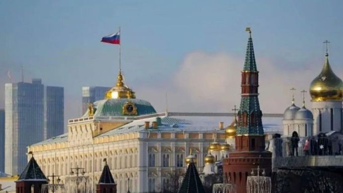 Arsip - Bendera nasional Rusia di Kremlin, Moskow, Rusia (6/1/2023).