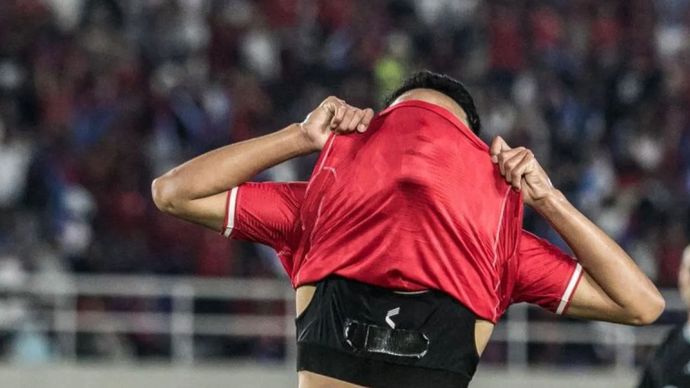 Ekspresi kekecewaan pesepak bola Timnas Indonesia Marselino Ferdinan usai gagal mencetak gol ke gawang Timnas Filipina saat pertandingan Grup B ASEAN Championship 2024 di Stadion Manahan, Solo, Jawa Tengah, Sabtu (21/12/2024). Indonesia gagal melaju ke semifinal setelah kalah dari Filipina dengan skor akhir 0-1. ANTARA FOTO/Mohammad Ayudha/agr/rwa.