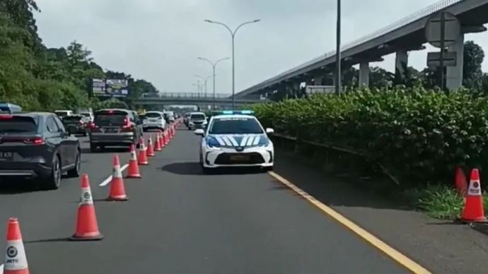 Rekayasa lalu lintas lawan arah atau contraflow KM 21+850 s.d. KM 11+700 Ruas Tol Jagorawi arah Jakarta diberlakukan atas diskresi kepolisian.