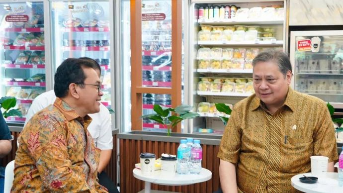 Menteri Koordinator Bidang Perekonomian Airlangga Hartarto menegaskan  transaksi pembayaran virtual melalui Quick Response Code Indonesian Standard (QRIS) dan e-Money seperti e-toll tidak dikenakan Pajak Pertambahan Nilai (PPN) 12 persen. PPN 12 persen hanya akan dikenakan pada nilai barangnya, bukan pada sistem transaksinya, Kota Tangerang, Banten, Minggu (22/12/2024).