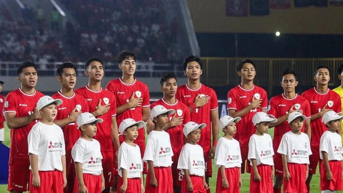 Pesepak bola Timnas Indonesia menyanyikan lagu Indonesia Raya sebelum bertanding melawan Timnas Filipina saat pertandingan Grup B ASEAN Cup 2024 di Stadion Manahan, Solo, Jawa Tengah, Sabtu (21/12/2024).