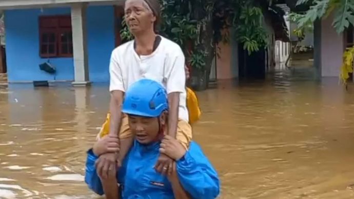 Seorang warga dievakuasi oleh petugas karena banjir yang menggenangi rumahnya hingga ketinggian 1 meter di Kecamatan Tempurejo pada Minggu (22/12/2024).