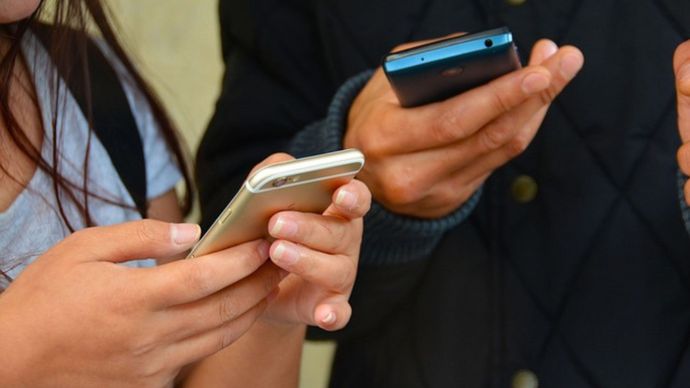 Ilusrtasi beberapa orang sedang bermain handphone