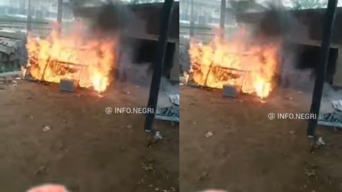 Suasana bentrokan antara Ojoll dan Opang di Bandung.