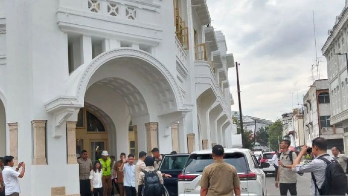 Wakil Presiden Republik Indonesia  Gibran Rakabuming Raka melakukan kunjungan ke Kota Tua Kesawan guna meninjau revitalisasi gedung Warenhuis yang berada di Jalan Hindu, Kota Medan, di Medan, Senin 