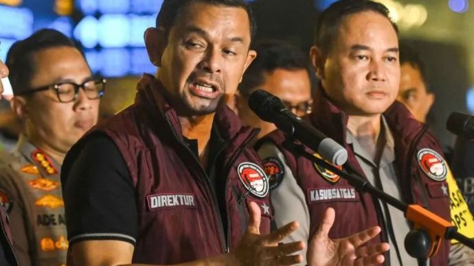 Dirtipid Narkoba Bareskrim Polri Brigjen Pol Mukti Juharsa (kiri) dan Kepala Biro Penerangan Masyarakat Div Humas Polri Brigjen Pol. Trunoyudo Wisnu Andiko (kanan) menyampaikan keterangan usai menangkap tersangka Daftar Pencarian Orang (DPO).