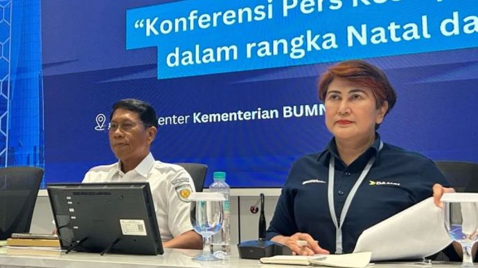 Direktur Utama PT KAI (Persero) Didiek Hartantyo (Kiri) dan Direktur Utama Perum DAMRI Setia N Milatia Moemin (Kanan) saat konferensi pers Kesiapan KAI dan DAMRI Jelang Natal dan Tahun Baru di kantor Kementerian BUMN Jakarta, Senin (23/12/2024).