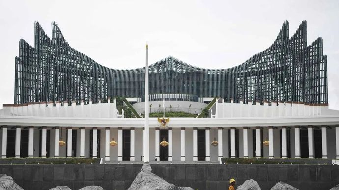 Pekerja berjalan di depan Istana Negara di Kawasan Inti Pusat Pemerintahan (KIPP) di Ibu Kota Nusantara (IKN), Penajam Paser Utara, Kalimantan Timur, Senin (11/11/2024). Presiden Prabowo Subianto akan memfokuskan pembangunan Ibu Kota Nusantara (IKN) 