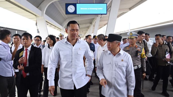 Menteri Koordinator Bidang Infrastruktur dan Pembangunan Wilayah, Agus Harimurti Yudhoyono (AHY) didampingi Menteri Perhubungan Dudy Purwagandhi meresmikan Stasiun Kereta Cepat Karawang.