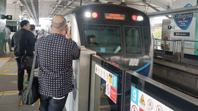 Sejumlah pengguna moda transportasi MRT saat menunggu kedatangan kereta MRT di Jakarta