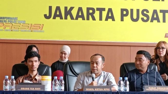 Muhammad Rauf (dari pojok kiri), Wakil Ketua KPAI Jasra Putra, Kasatreskrim Polres Metro Jakarta Pusat AKBP M. Firdaus, Direktur Utama (Dirut) RS Islam Jakarta Cempaka Putih Jack Pradono Handojo di Mapolres Metro Jakarta Pusat, Selasa (24/12/2024).