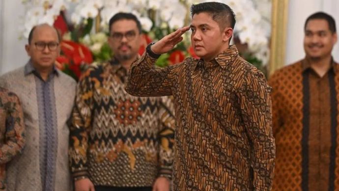 Mayor Teddy Indra Wijaya (kedua kanan) memberikan hormat kepada Presiden Prabowo Subianto saat pengumuman jajaran menteri Kabinet Merah Putih di Istana Merdeka, Jakarta, Minggu (20/10/2024). 