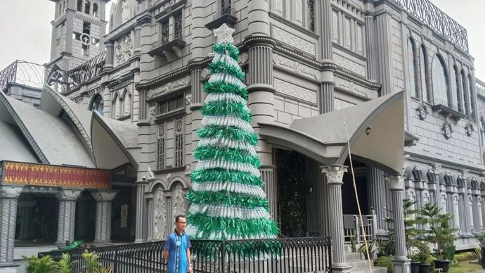 Gereja Katedral Palembang Sulap Botol Bekas Jadi Pohon Natal