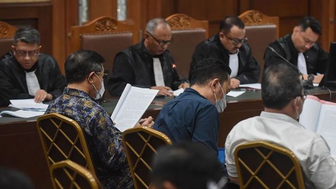 Tiga hakim nonaktif Pengadilan Negeri Surabaya pemberi vonis bebas kepada Gregorius Ronald Tannur yakni Erintuah Damanik (kiri), Mangapul (kanan), dan Heru Hanindyo (tengah) menjalani sidang perdana dengan agenda pembacaan surat dakwaan di Pengadilan Tipikor, Jakarta, Selasa (24/12/2024). 