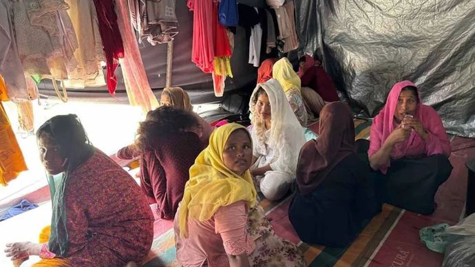  Imigran etnis Rohingya di penampungan sementara di Desa Seunebok Rawang, Kecamatan Pereulak, Kabupaten Aceh Timur, Aceh