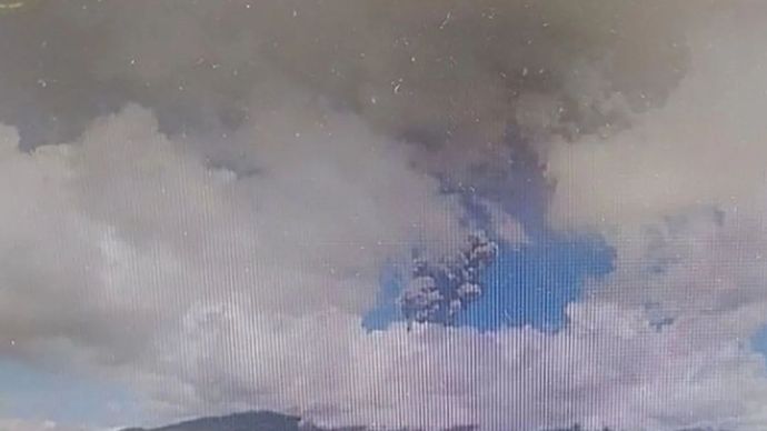 Gunung Raung Jawa Timur (Jatim) mengalami erupsi dengan ketinggian kolom abu sekitar 2.000 meter dari puncak gunung api yang terletak di antara Kabupaten Banyuwangi, Bondowoso, dan Jember.