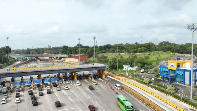 Suasana arus lalu lintas di Gerbang Tol Kalihurip Utama