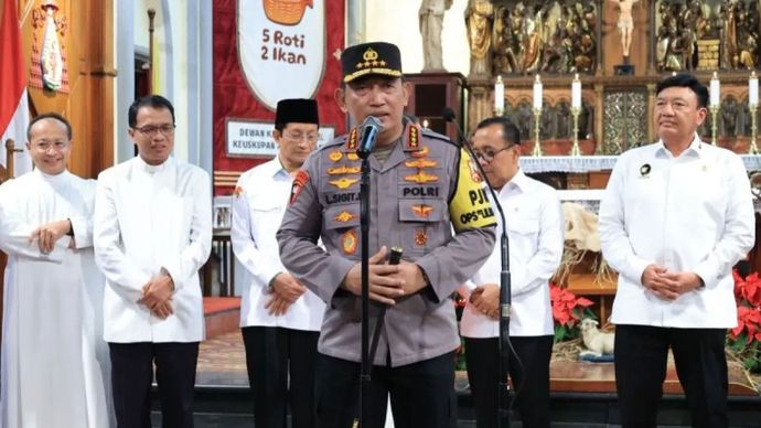 Kapolri Jenderal Pol. Listyo Sigit Prabowo berbicara di menjelang Misa Malam Natal di Gereja Katedral, Jakarta.