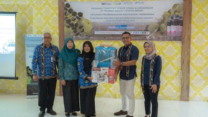 Senior Vice President Sekretariat Perusahaan PT Pelindo Solusi Logistik (SPSL), Kiki M. Hikmat (kedua kanan) menyerahkan secara simbolis program pemberdayaan masyarakat Mempawah, Kalimantan Barat, pada pekan lalu. (Foto: Istimewa)