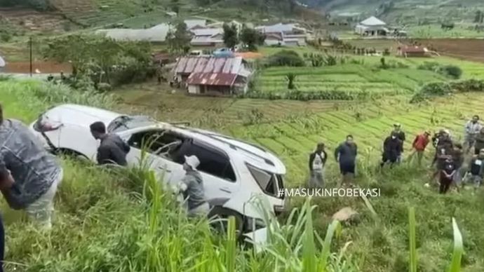 Sebuah Mobil Toyota Fortuner terperosok ke tebing di Dukuh Gerlang, Desa Gerlang, Kecamatan Blado, Kabupaten Batang, pada Kamis dini hari, 26 Desember 2024.