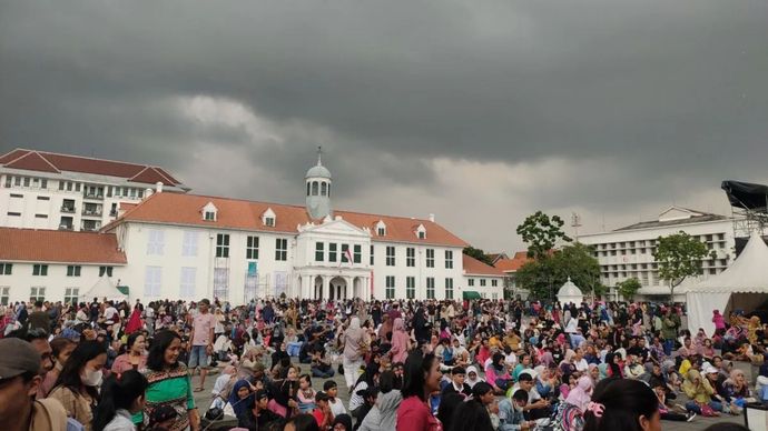 Situasi kepadatan pengunjung di Kota Tua, Jakarta Barat pada hari raya Natal, Rabu 25 Desember 2024.