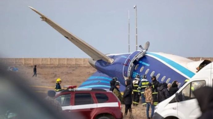 Sedikitnya 38 orang tewas dalam kecelakaan pesawat Azerbaijan Airlines (AZAL) di dekat kota Aktau, Kazakhstan, pada Rabu (25/12/2024)