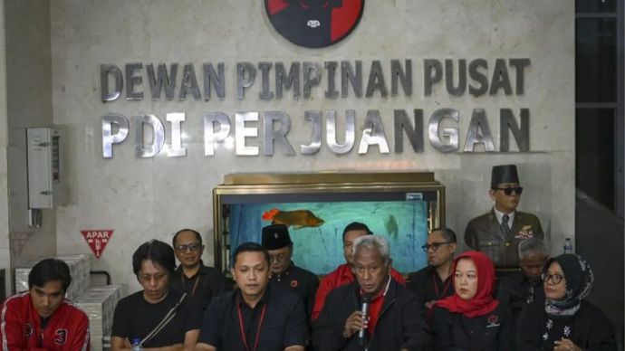 Ketua DPP PDIP Bidang Kehormatan Partai Komarudin Watubun (ketiga kanan) didampingi Ketua Bidang Reformasi Sistem Hukum Nasional DPP PDIP Ronny Talapessy (ketiga kanan), Wakil Sekretaris Jenderal PDIP Adian Napitupulu (kedua kiri) menyampaikan tangga